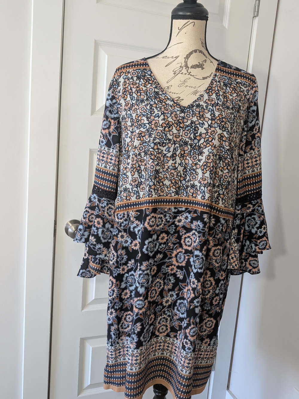 Westport 1962 Women's Floral V-Neck Bell Sleeve Dress in Black and Cream Size XL